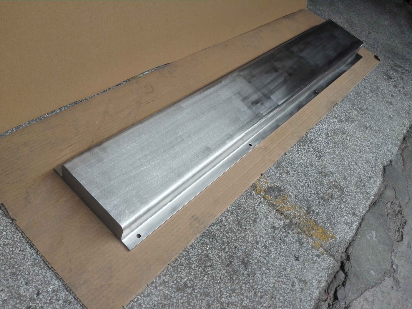 Long full-weld stainless steel plate magnet with mounting flanges