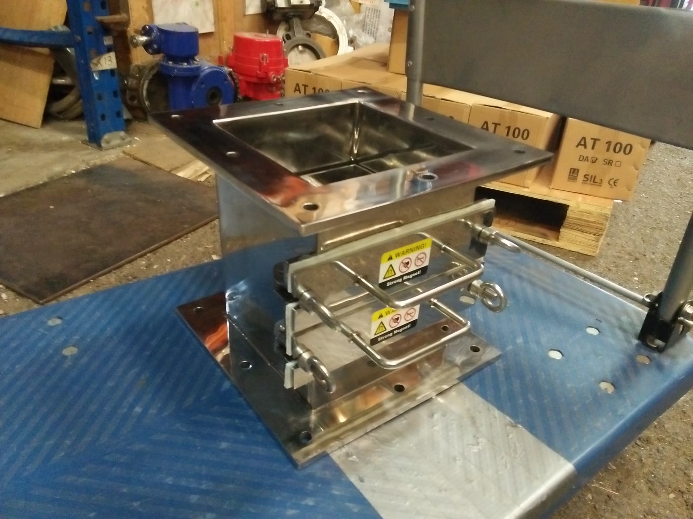 Double-drawer stainless magnetic separator housing on a pallet