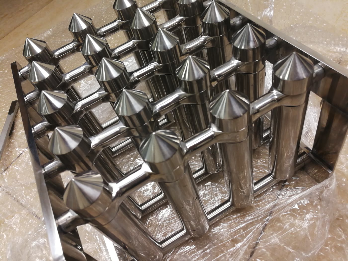 Heavy-duty grate magnet with conical-tipped bars