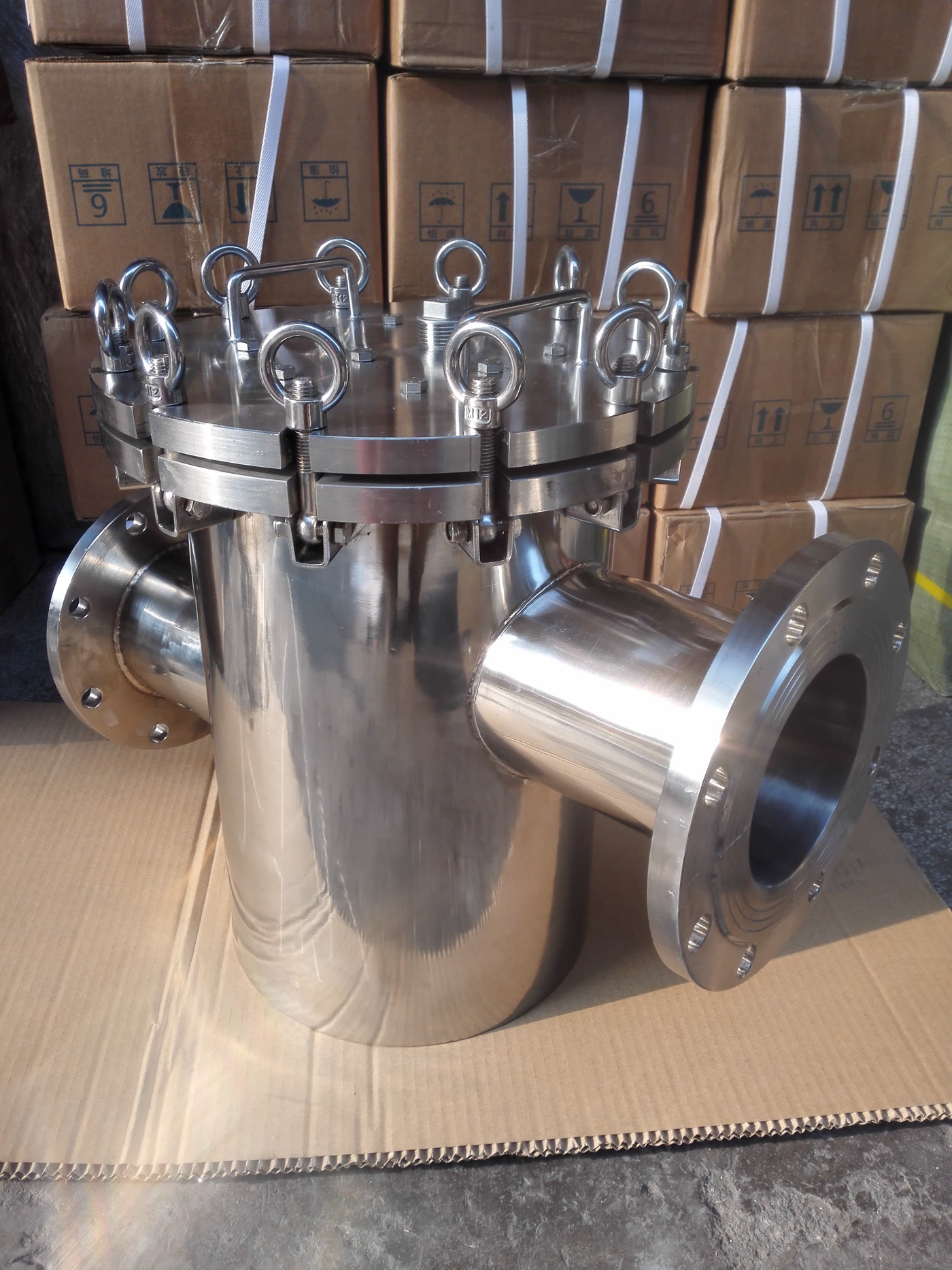 Stainless liquid-line magnetic trap
