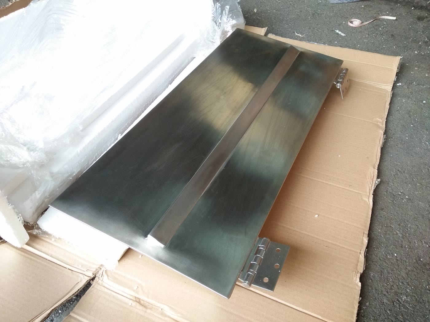 Hinged stainless plate magnet with continuous welds