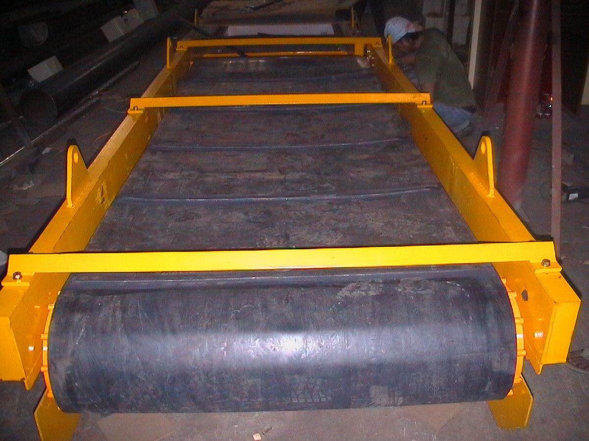 Self-cleaning overband magnet seen along its belt
